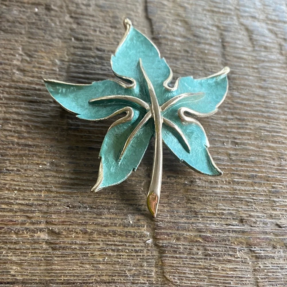 Vintage retro green enamel gold tone maple leaf brooch. Fairycore grannycore